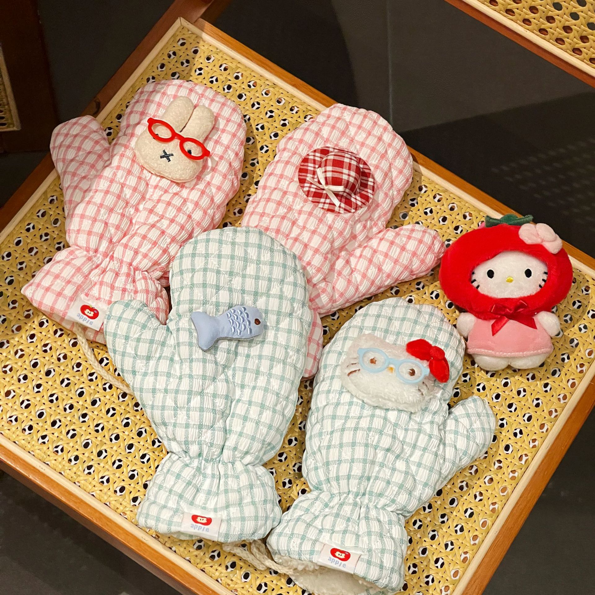 2025 nuevo guantes rojos de invierno de peluche con dedos de red para mujeres calientes de peluche al aire libre guantes de estudiantes a prueba de frío