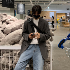 秋のスーツのコートがゆったりしています。