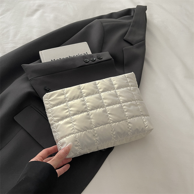 Bolsas de maquillaje de gran capacidad de ocio coreano 2025, nuevo diseño de nicho de moda simple bolsas de mano para mujeres