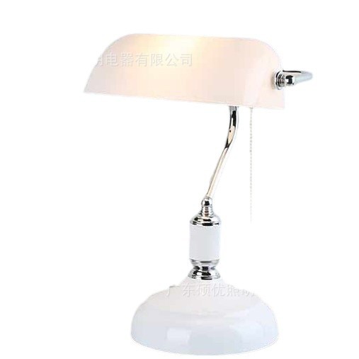 Fábrica al por mayor un retro estándar europeo americano estándar Banco lámpara de mesa blanco pantalla aprendizaje retro lámpara de mesa