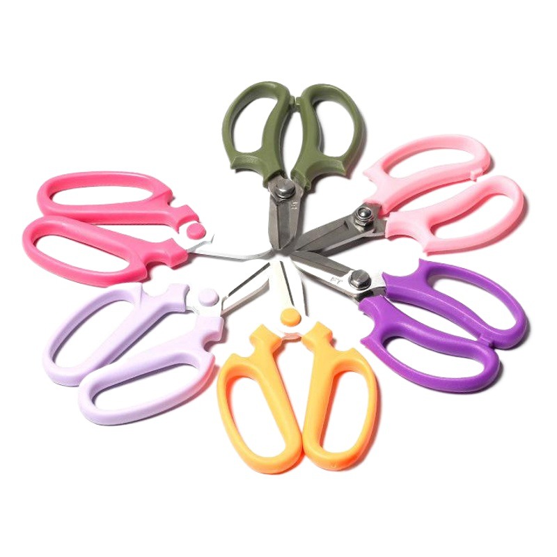 花屋の材料の花の花束を包装して手作りのdiyバラの花を刺します。