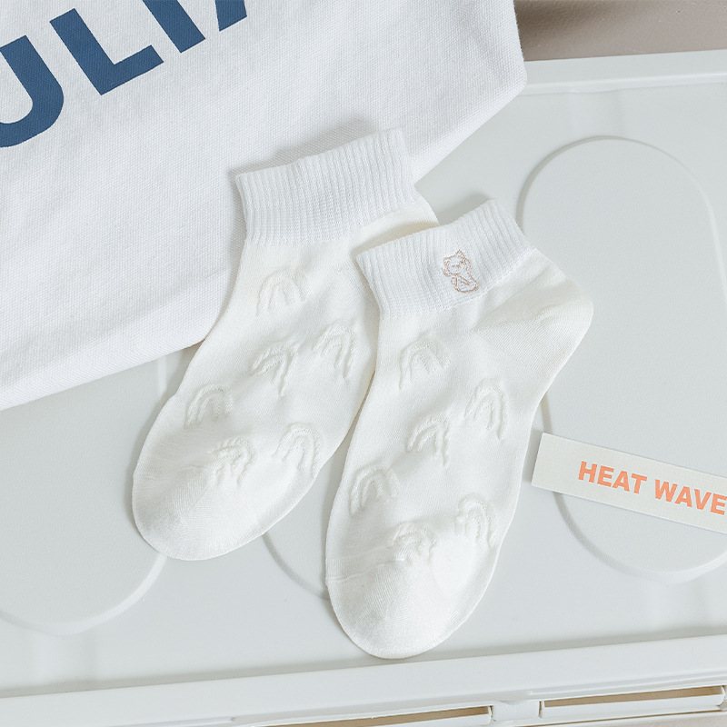 Calcetines de algodón para mujeres simplicidad viento lindo bordado respirable calcetines anti-bolas calcetines de algodón pro-piel Zhuhai al por mayor