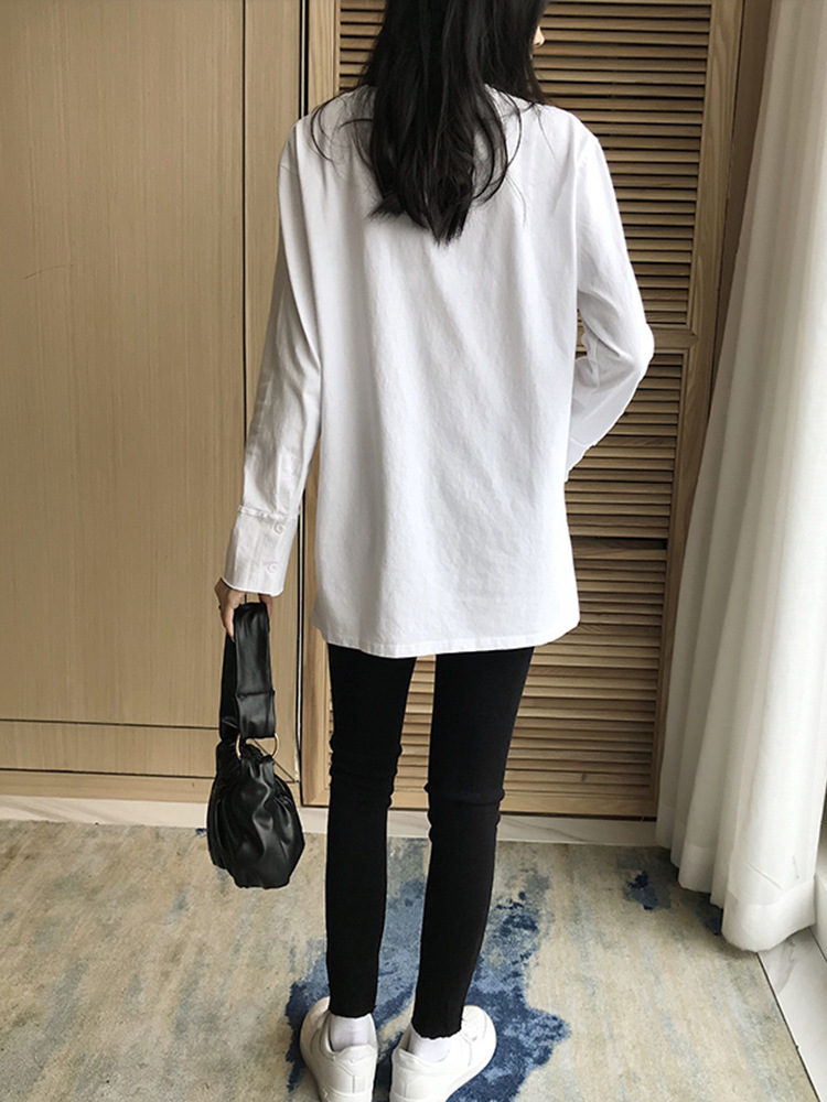 ゆったりとした純綿の長袖tシャツの女性は毛を磨いて厚い内にシャツの袖の底のシャツを掛けます。