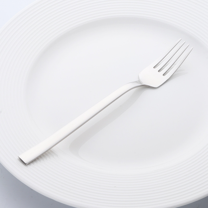 かわいい学生が食事をしているスプーンフォーク家庭用食堂の韓国式のアイデアの四角い柄304ステンレススプーンとチタンメッキのロゴ|undefined