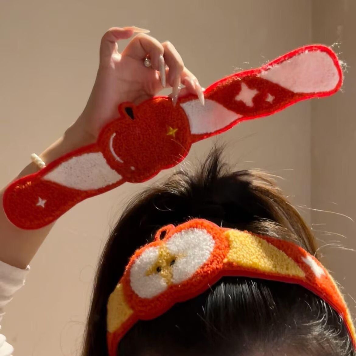 Non-slip, cute cartoon plush headband, sweet and youthful, perfect for everyday wear and photoshoots, with a magic tape closure for securing stray hairs