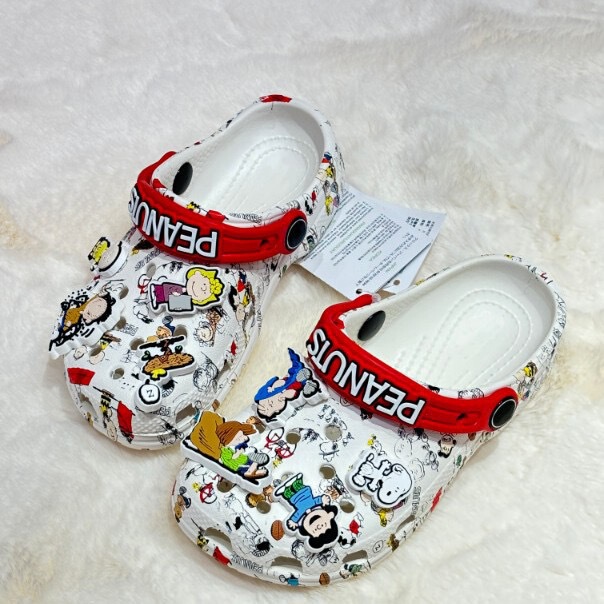 Cro Adult and Children's Clogs Snoopy First Generation with Shoe Charms for Boys and Girls, Beach Shoes, Non-Slip, Breathable, Wear-Resistant, Wholesale
