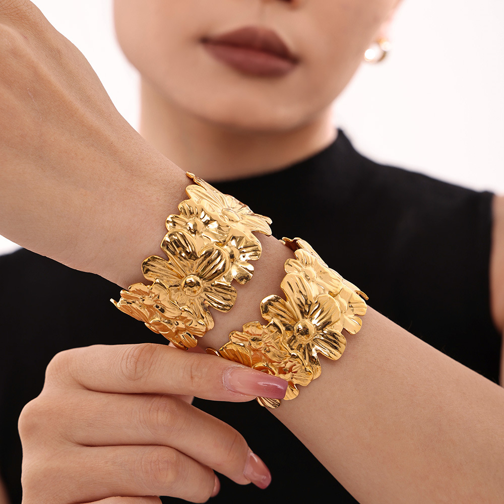 Square Sugar French Fashionable Exquisite Retro Pattern Wide Open Bracelet Titanium Steel Material Bracelet_voghion.com