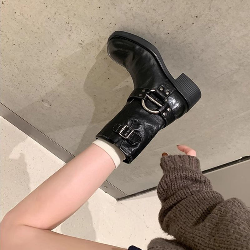 Botas cortas occidentales de cuero suave con hebilla metálica retro y tacón grueso para mujer, nuevas botas de motociclista estilo punk para otoño e invierno.