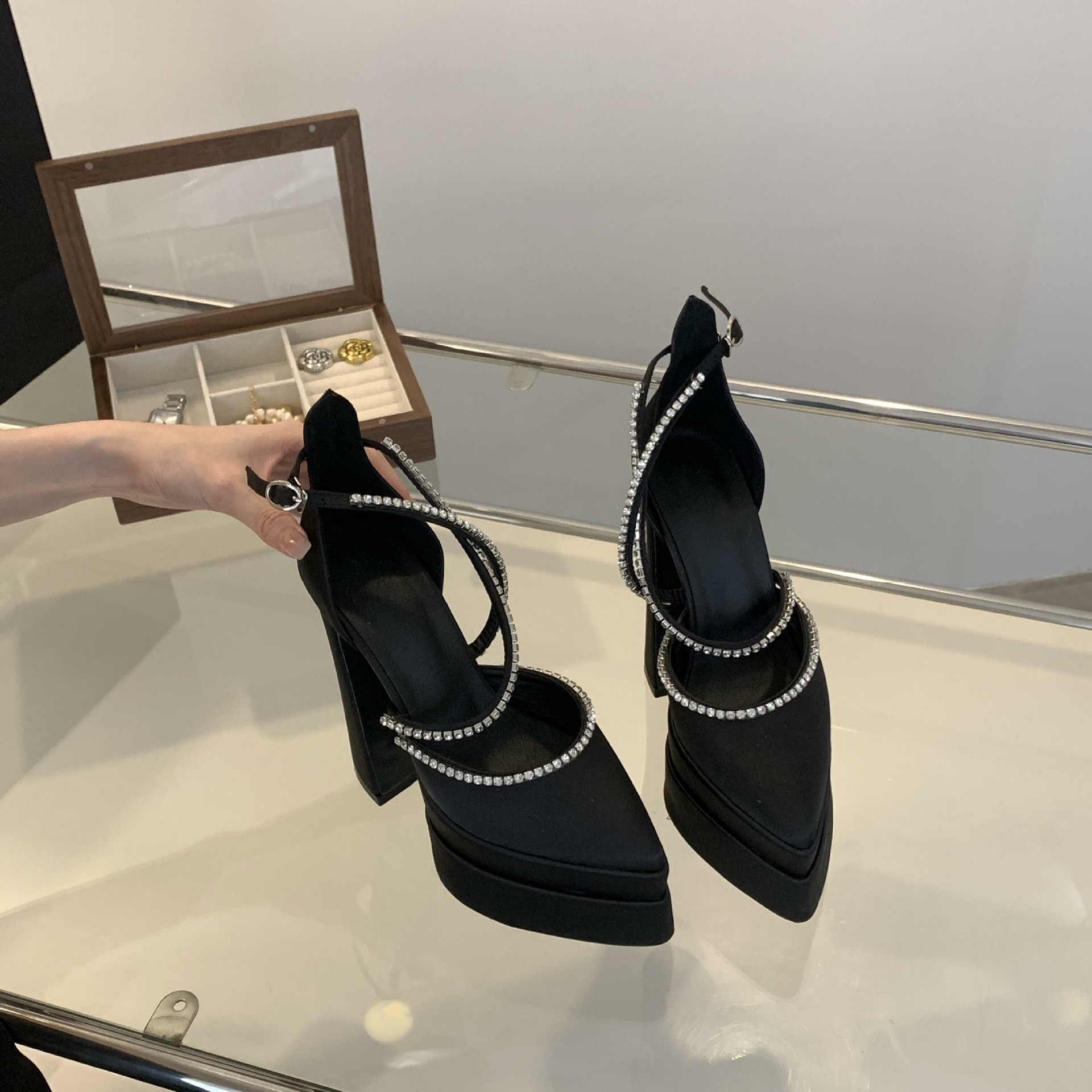 Giày cao gót nữ mũi nhọn satin gót dày thời trang xuân hè — Màu đen chi tiết 3