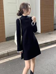 秋冬の新型の修身はやせています。ニットのワンピースを着ています。