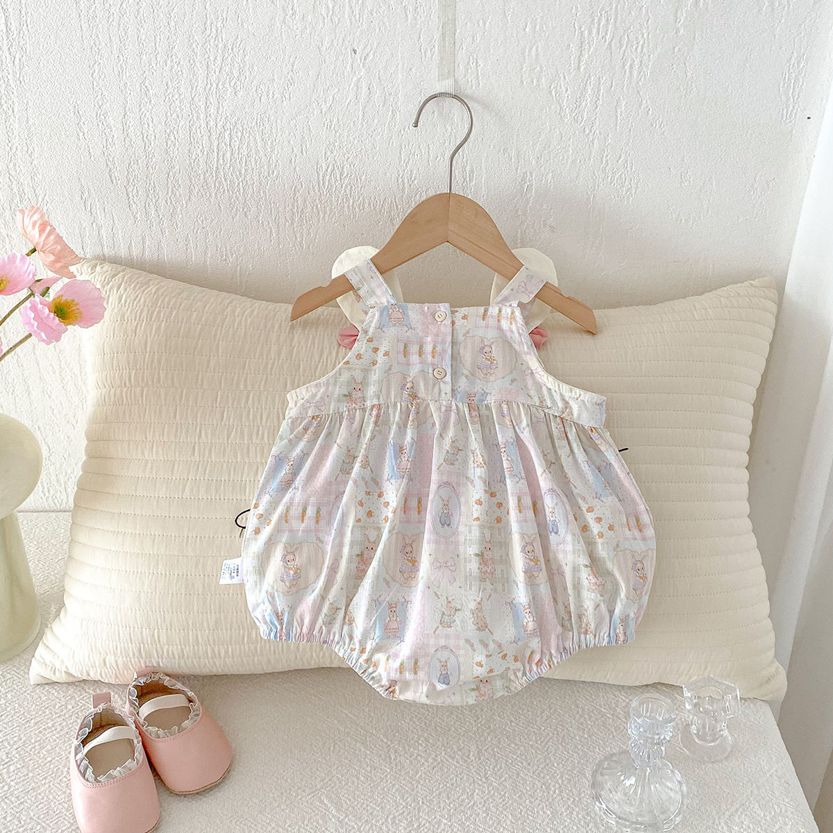 赤ちゃんの夏の服ウサギのストラップのお尻の服の小さい月齢の女性の赤ちゃんの夏服の薄いタイプの服のロンパース