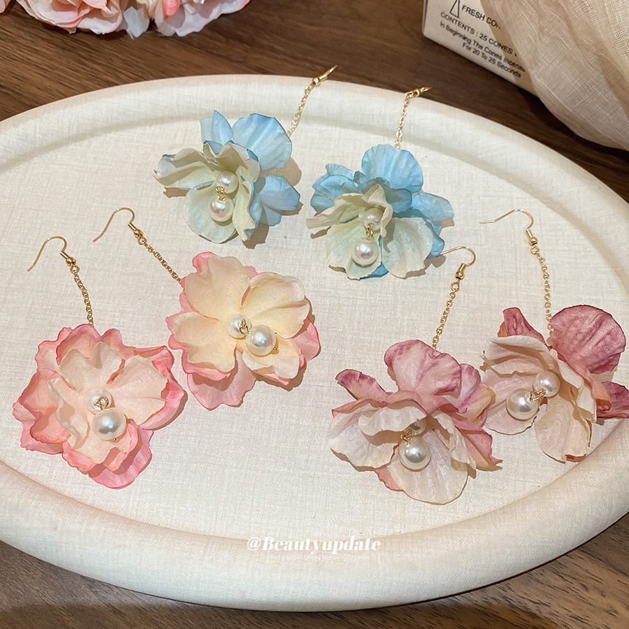Pendientes de borla de perlas de flores de tela, lujo ligero, estilo de vacaciones junto al mar, diseño único, pendiente de gancho para la oreja, mujer