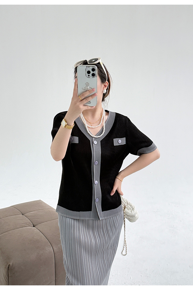 Áo phông ngắn tay cổ chữ V phong cách Chanel, thiết kế màu tương phản kiểu ngắn — Màu đen chi tiết 15