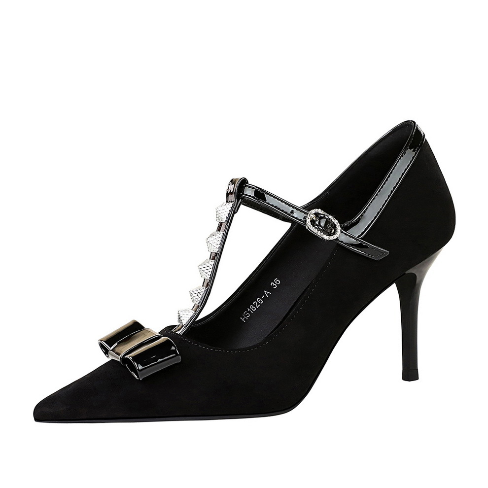 Décolleté stiletto a punta in camoscio con fiocco e borchie_voghion.com