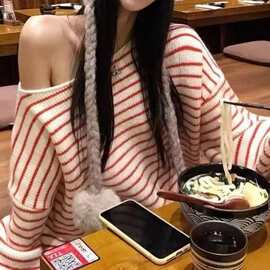 慵懒风红白条纹斜肩长袖内搭毛衣女装秋季宽松显瘦露肩针织衫上衣