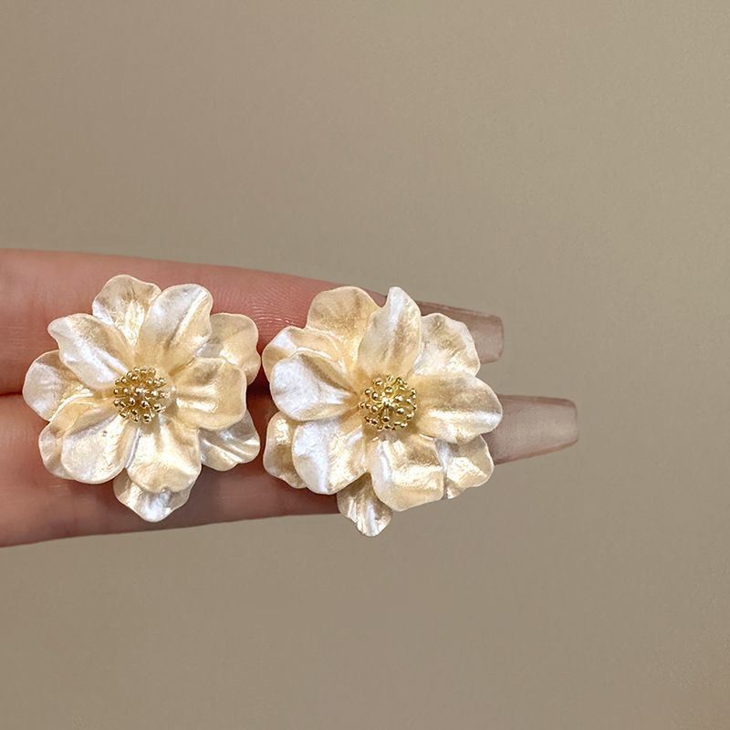Pendientes de camelia de simulación de aguja de plata Pendientes elegantes retro francés Pendientes de todo fósforo de moda personalizada