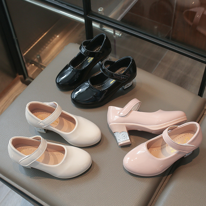 Girls' Princess Leather Shoes, Spring and Autumn Style, Soft-Soled, Non-Slip Mary Jane Shoes, High Heels for Children Aged 6-12, Suitable for Performances Girls' Princess Leather Shoes, Spring and Autumn Style, Soft-Soled, Non-Slip Mary Jane Shoes, High Heels for Children Aged 6-12, Suitable for Performances