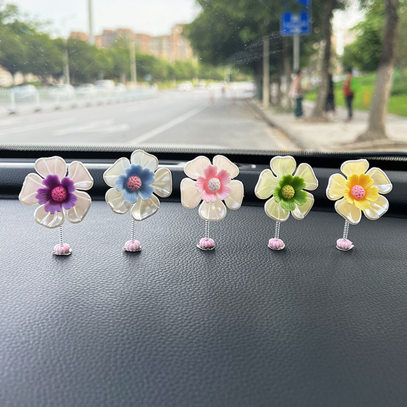 Coche sacudiendo la cabeza, pequeños pétalos, adornos, tablero, interior del coche, lindo conejito, accesorios para el coche, rojo