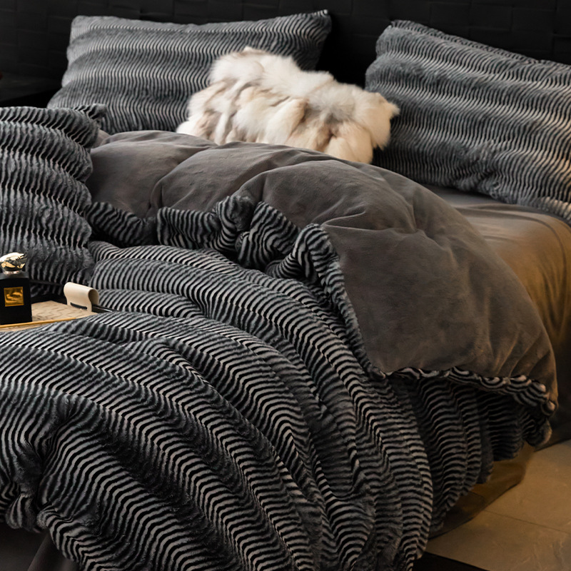 Mayorista de alta gama abrigo de conejo de peluche cuatro piezas engrosado edredón de leche más peluche antiestático ropa de cama de invierno