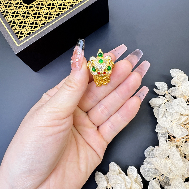 Collar colgante de oro de arena Collar de danza del león con incrustaciones de diamantes Pendientes Anillo abierto Pendientes de borla Conjunto Accesorios Yiwu al por mayor