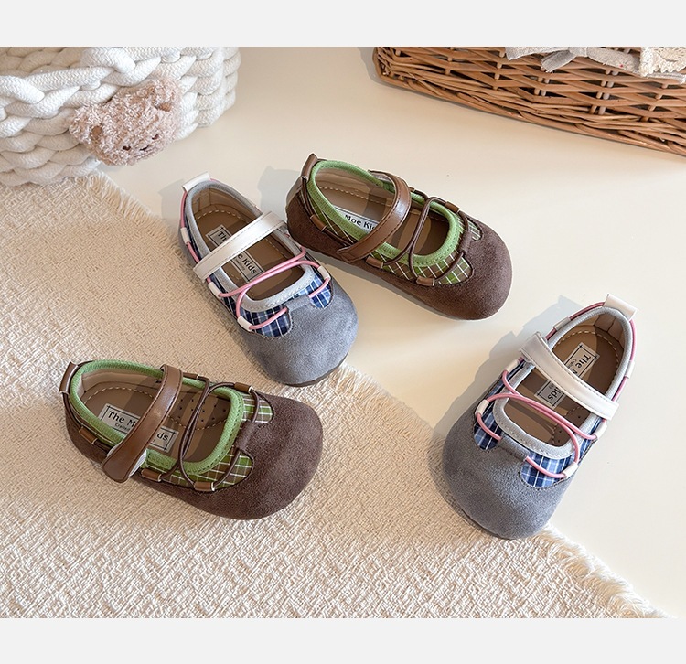 Sapatos de couro aos quadrados para menina versáteis e flexíveis_voghion.com