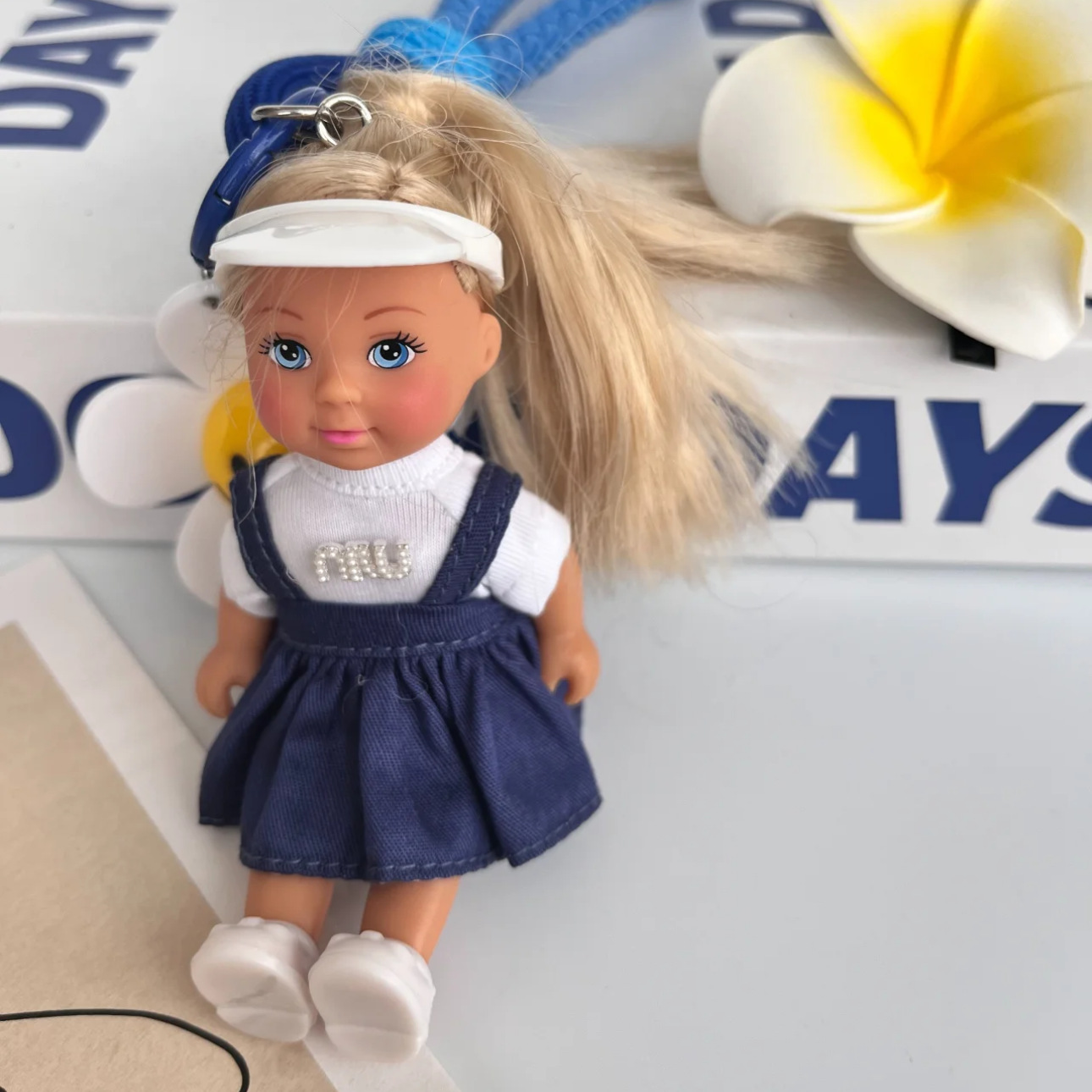 파란색 서스펜더 스커트와 흰색 모자 아기 펜던트