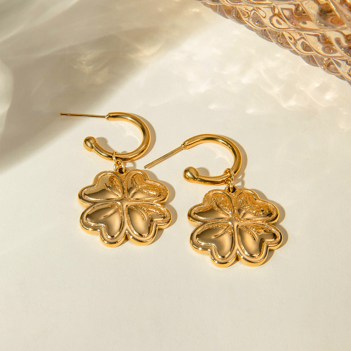 Europa y los Estados Unidos transfronterizos INS estilo de moda de alto nivel 18k amor de acero inoxidable pendientes de cuatro hojas joyas de orejas al por mayor para mujeres