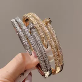 项链;耳钉;手链