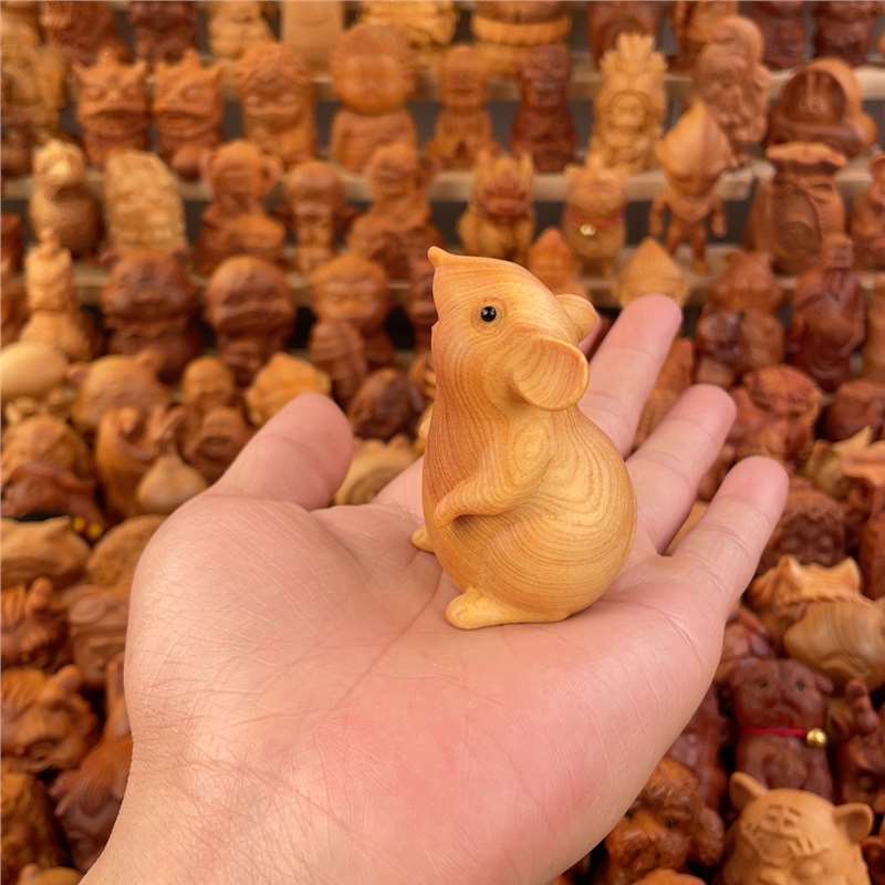 天然シダーウッド彫刻、ねずみを上に見上げるハンドピース、かわいい動物の干支ねずみ、ホームデスクトップ装飾小物|undefined