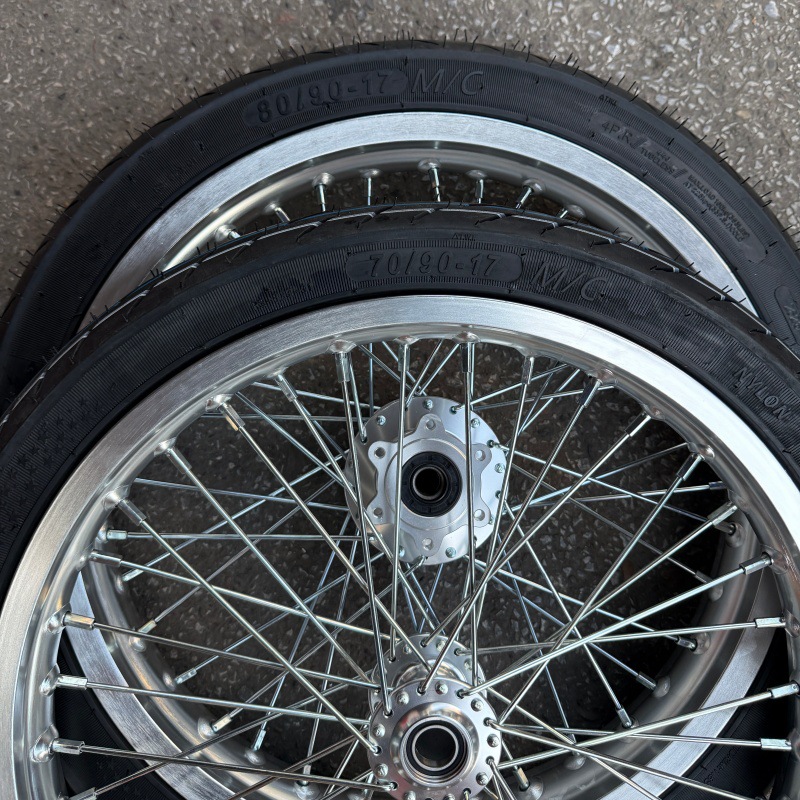 Suitable for QiuLong Light Bee modification with 70/90-17 front and 80/90-17 rear tires, CNC wheel hub assembly, aluminum alloy wheel set