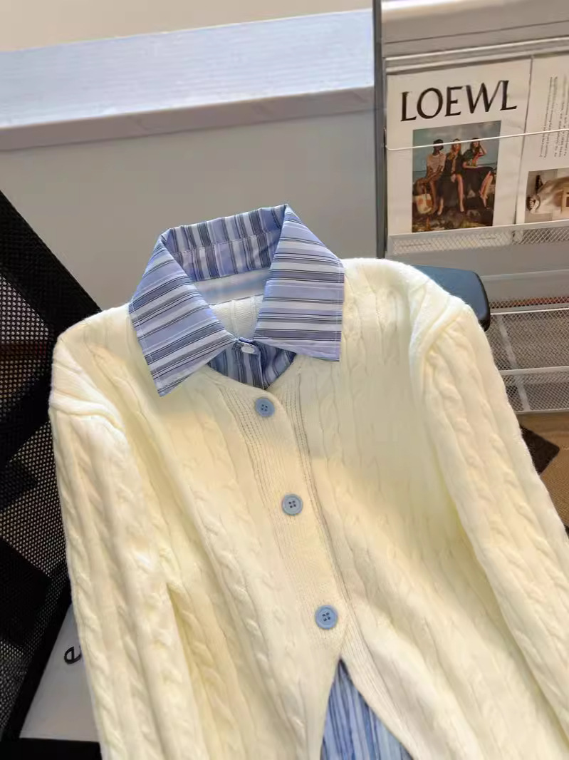 偽の2つのストライプのシャツはvネックのセーターの女性の秋冬のデザイン感をつなぎます。