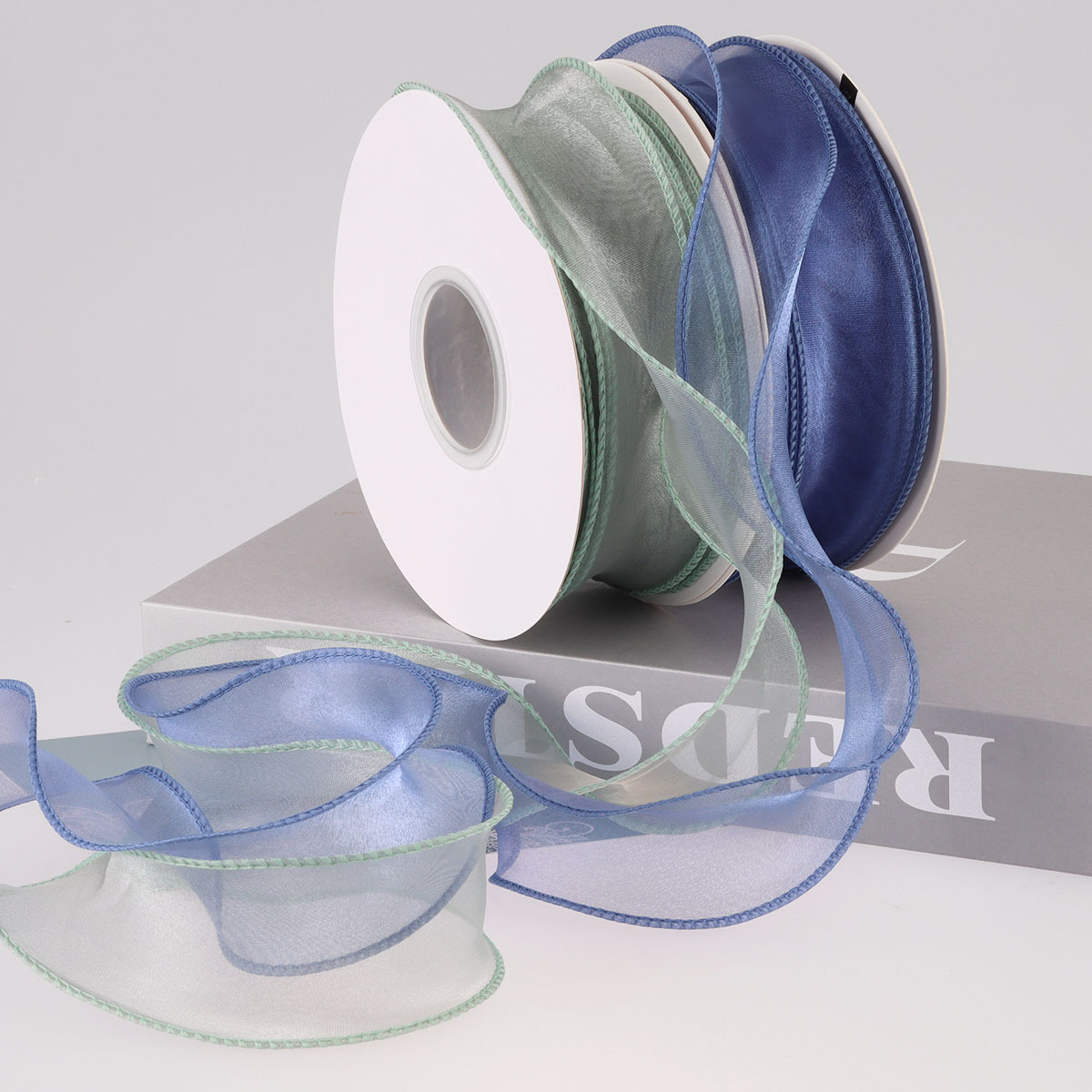 4.0cm魚の尾の糸のリボンの生花の包装は花束の贈り物の蝶結びを持っています。