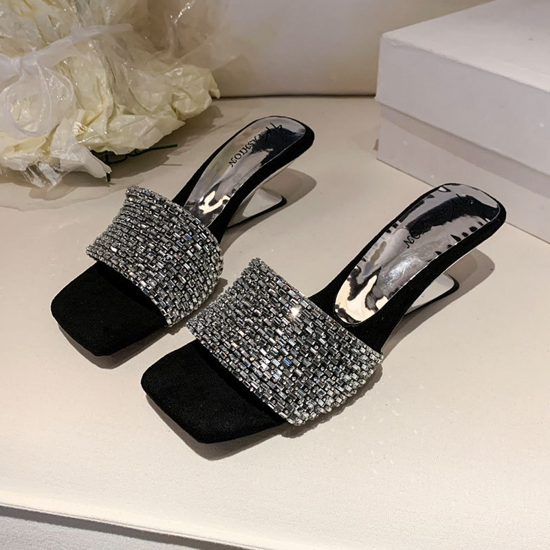 Sandalias francesas de verano 2026 nuevas faldas de diamante de temperamento de tacones súper altos