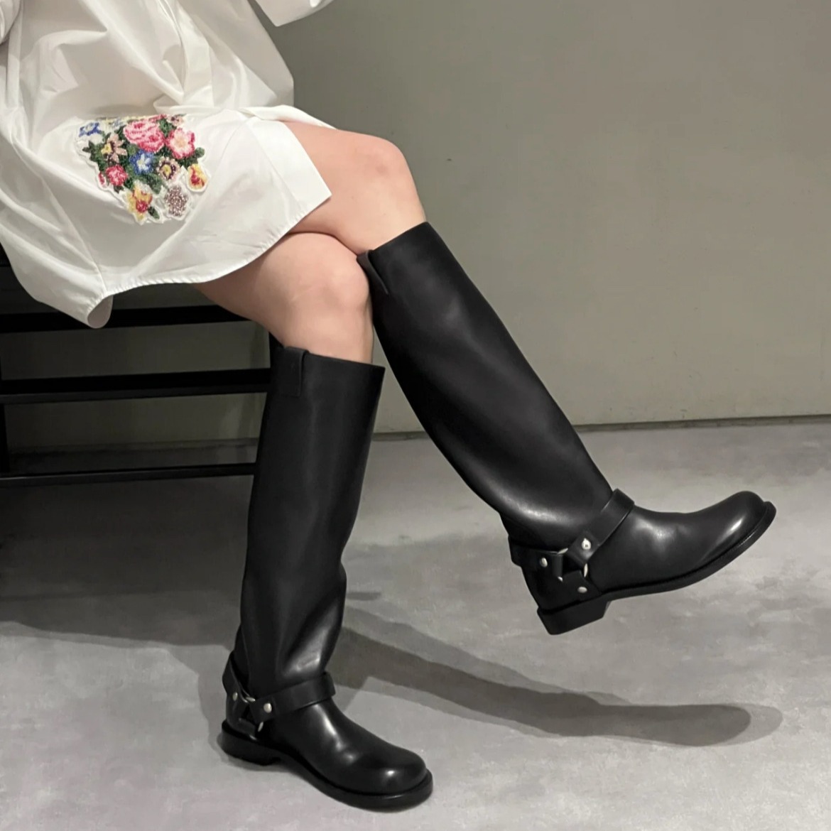 牛皮版～韩版秋冬新款黑色机车靴低跟骑士靴真皮套筒皮带扣宽筒长