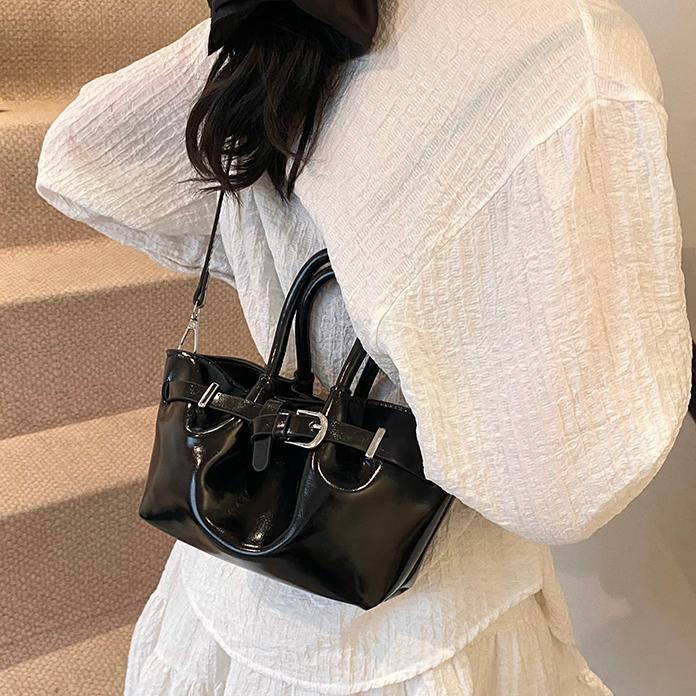 Bolsa de cubo de moda coreana 2025, nueva bolsa de hombro de moda nicho, alta sensación, bolsa de hombro de mujer.