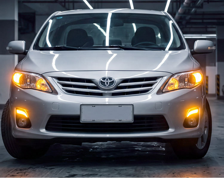 Suitable for 2011-2013 Toyota Corolla daytime running light modification LED front fog lights Corolla DRL