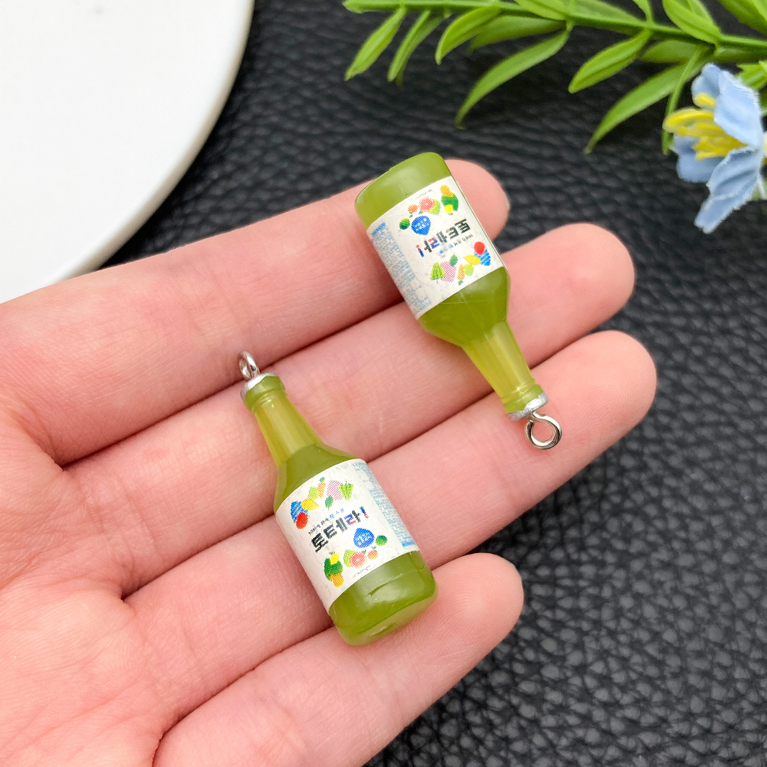 23922-H-绿色树脂猕猴桃果蔬汁韩国酒瓶34x11x11