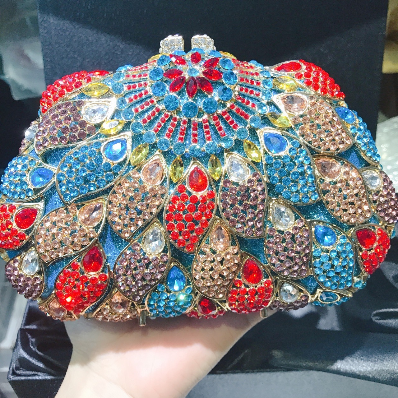* Bolsa de cena de diamantes transfronterizos de estilo europeo y americano de flores de diamantes huecos bolsas de gemas bolsas de diamantes de mano bolsas de vestir bolsas de mujer