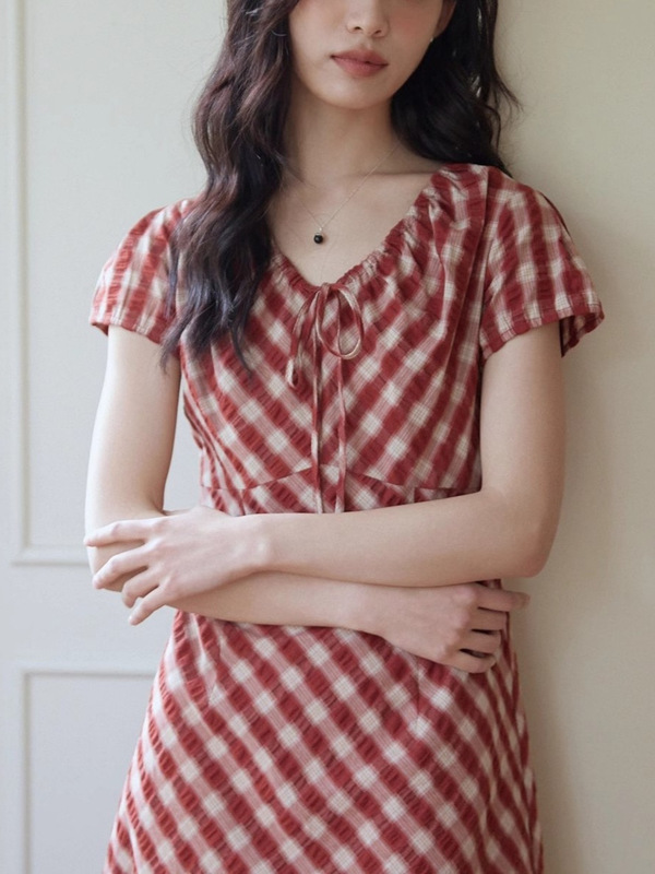 レトロなコントラストチェック柄の小さなフライングスリーブプリーツVネックドレス女性の夏休みウエスト痩身チェック柄スカート|undefined