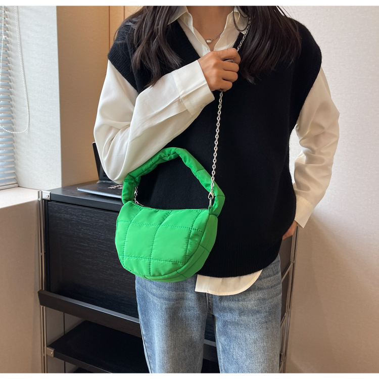 Women's Medium Polyester Solid Color Streetwear Dumpling Shape Zipper Shoulder Bag Crossbody Bag Underarm Bag display picture 3