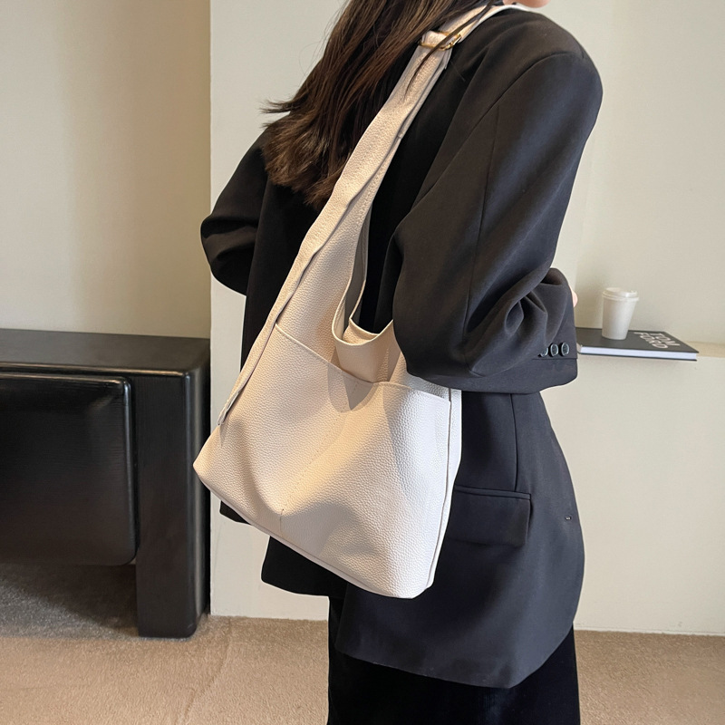 バッグ女2023新型通勤大容量レトロ脇下斜め学生カジュアルソフト皮シンプル香港風シングル肩|undefined