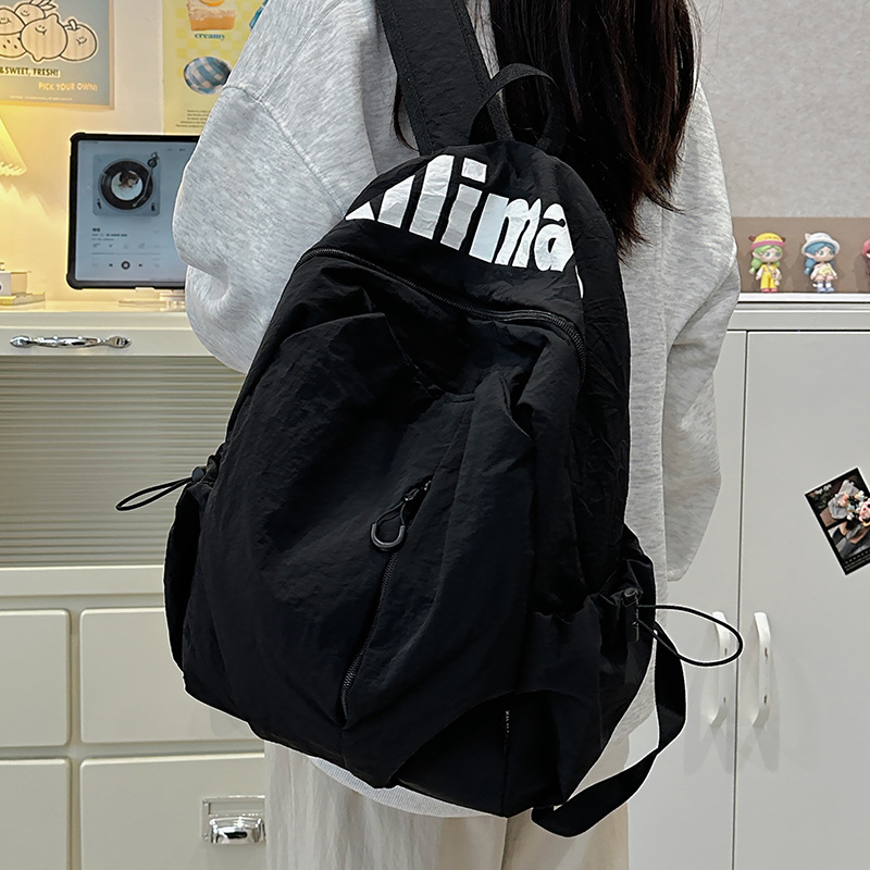 Mochila escolar 2025 nicho ligero y anti-salpicaduras de agua estudiantes de secundaria hombres y mujeres deportes de gran capacidad al aire libre mochila de viaje