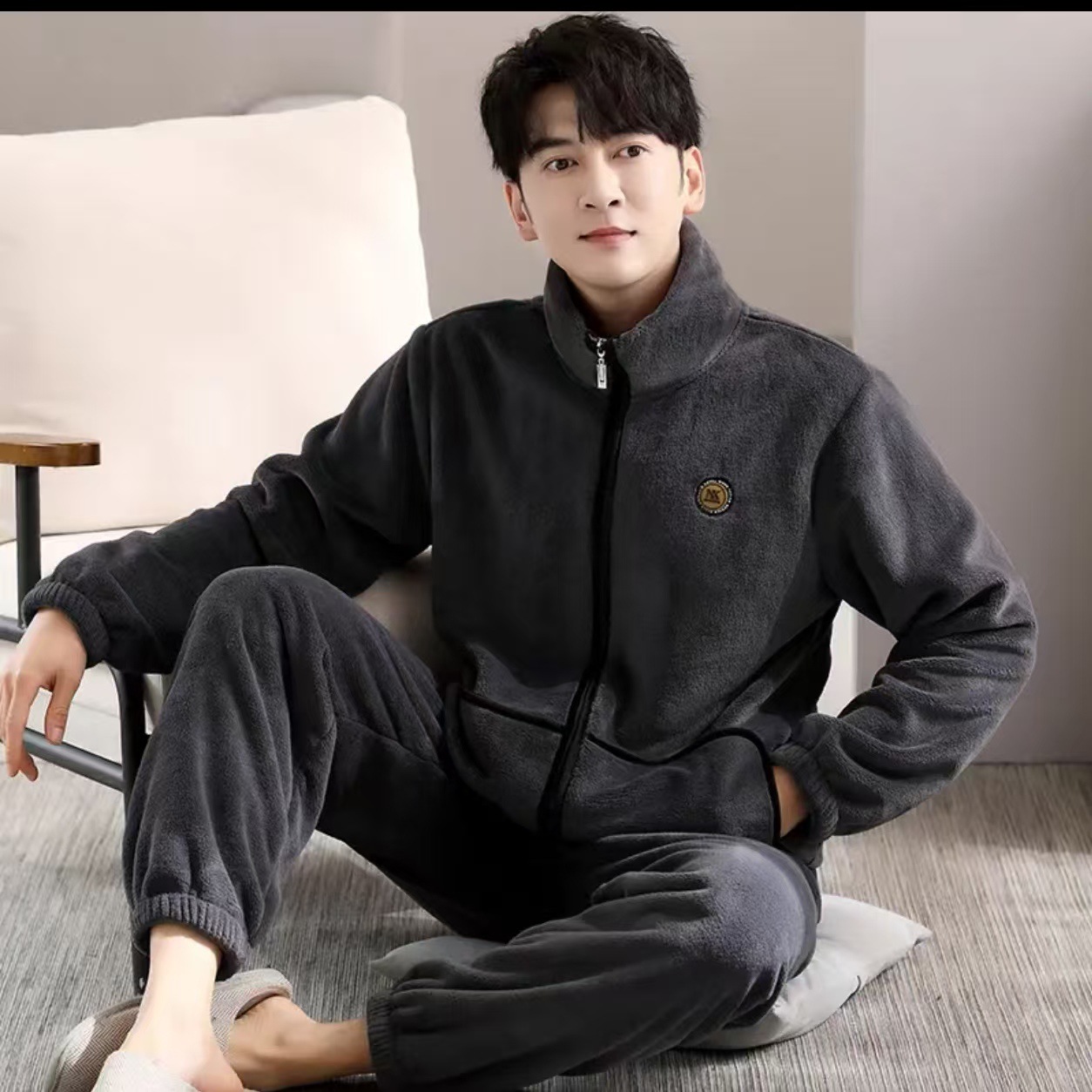 Pijamas de coral de lujo ligero para hombres invierno 2025 nuevo tipo de terciopelo más grueso casual de coral sólido cubierta de ropa para el hogar