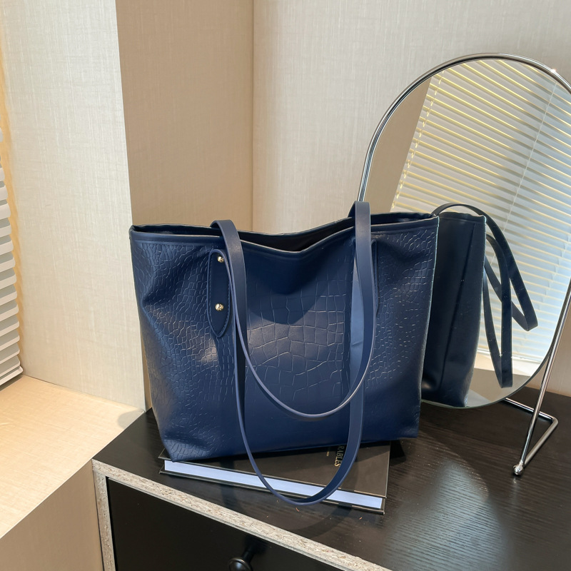 Universal elegant capacious design one-shoulder bag, crocodile print