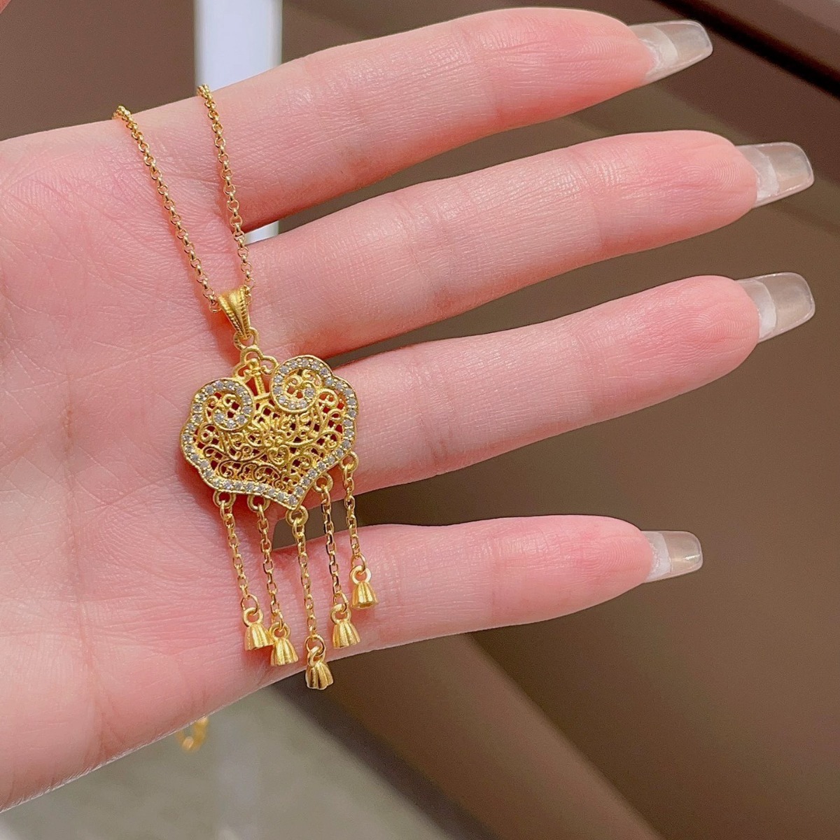 새로운 중국 스타일 국가 패션 복고풍 모든 골드 잠금 스웨터 목걸이 여성의 새로운 올 매치 골드 잠금 펜던트 구리 골드 도금 펜던트