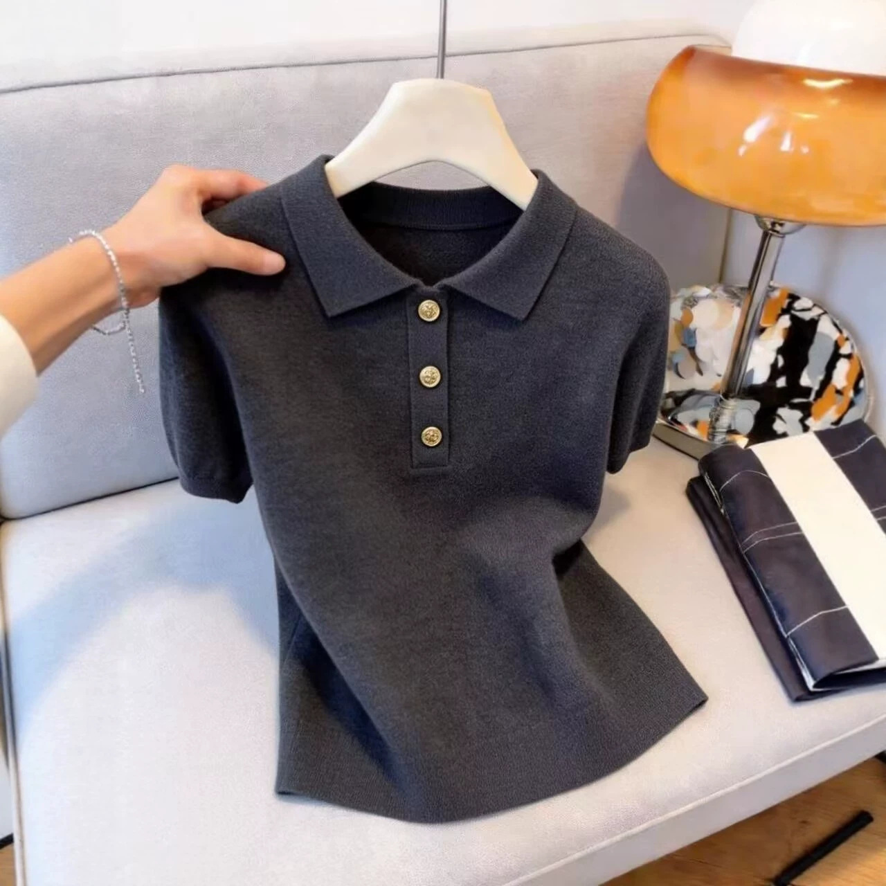 Áo thun polo nữ tay ngắn cổ bẻ phong cách Pháp, dáng ôm vai vuông, thiết kế gầy — màu xám chi tiết 3
