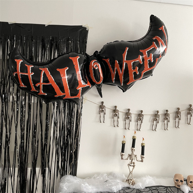 店のデパートの幼稚園は2024ハロウィーンの超巨大な立っている風船の台座のカボチャの魔女の枯れ木の漫画を配置します。|undefined