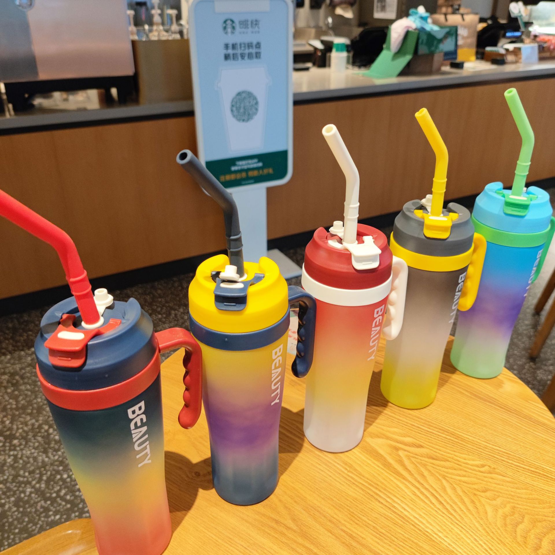 Comercio electrónico transfronterizo tazas de automóviles de gran capacidad de color gradiente mangas portátiles de paja tazas de agua de plástico tazas de hielo de gran capacidad