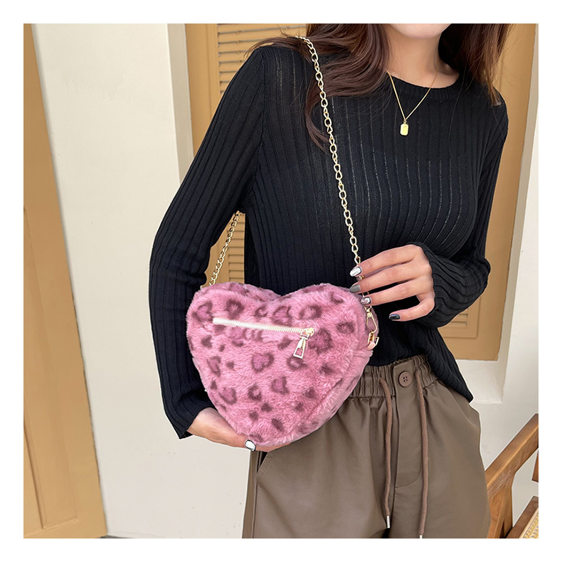 Women's Plush Leopard Streetwear Heart-shaped Zipper Crossbody Bag display picture 1