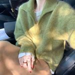 绿色翻领毛衣女秋冬高级感软糯气质小香风独特漂亮巨好看针织上衣